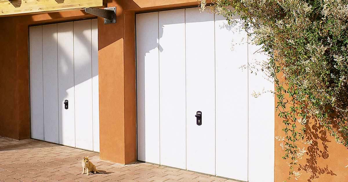 One piece garage door color traffic white